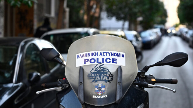 κυψέλη-εννέα-όπλα-μέσα-σε-αποχέτευση-τ-563954758