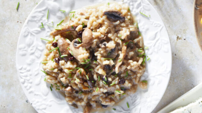 ριζότο-με-σταφίδες-γλυκό-κρασί-και-μαν-563980732