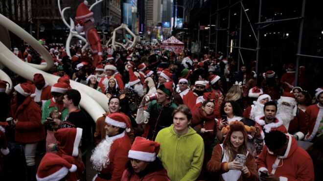 santacon-η-νέα-υόρκη-γέμισε-με-δεκάδες-χιλιάδ-563976043