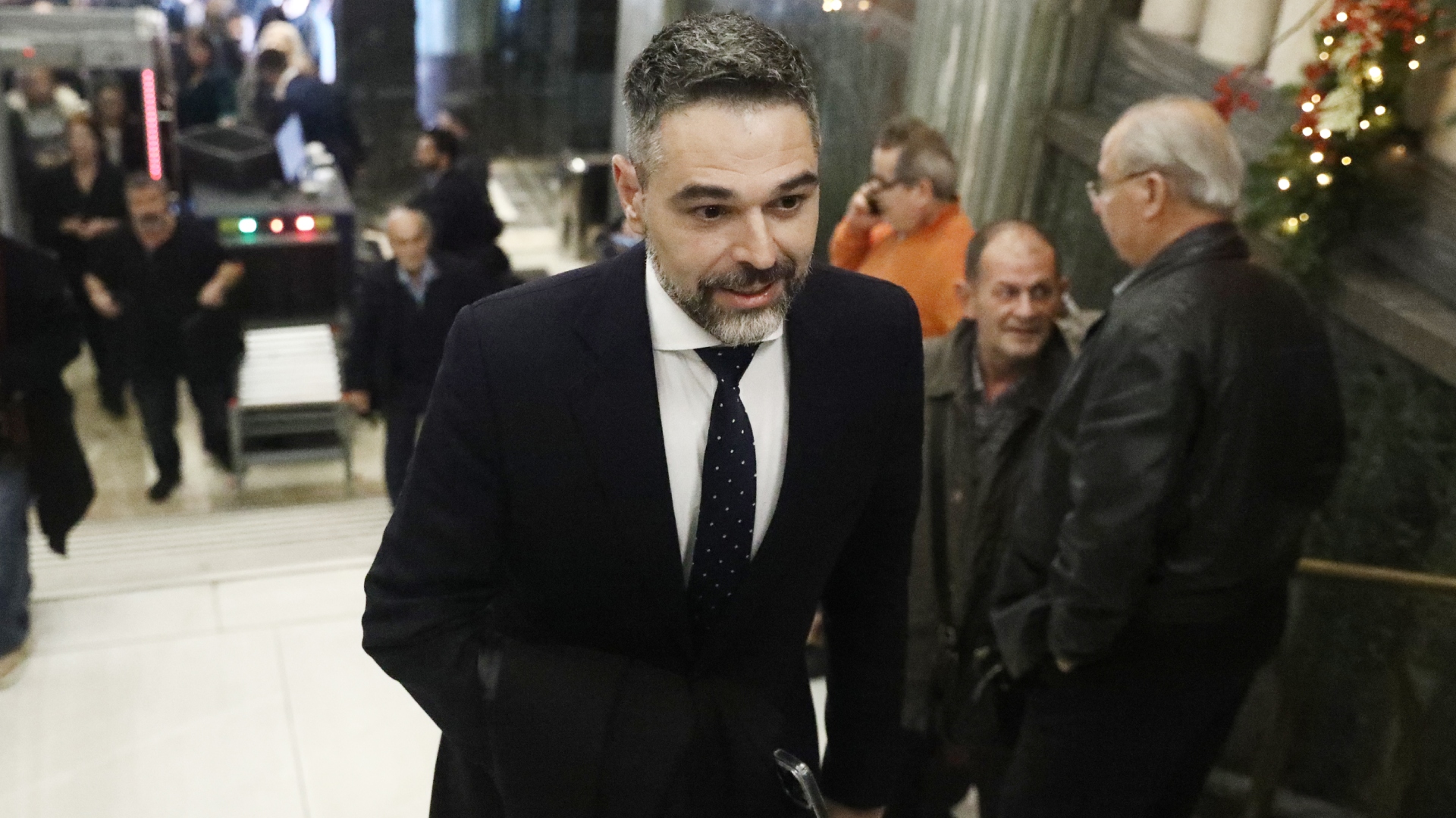 Στο φουαγέ του «Παλλάς» – Ποιοι έδωσαν το «παρών» στην παρουσίαση του βιβλίου Τσίπρα [εικόνες]-9