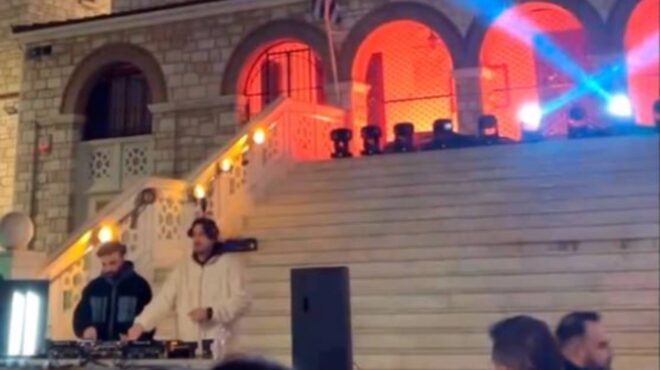 street-party-μπροστά-στα-σκαλιά-εκκλησίας-στο-γα-563988346