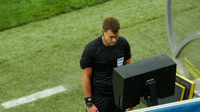 η-fifa-μελετά-var-και-στα-κόρνερ-ενόψει-μουντ-563957668