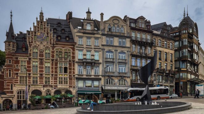 οι-βρυξέλλες-πίσω-από-τη-βιτρίνα-563979193