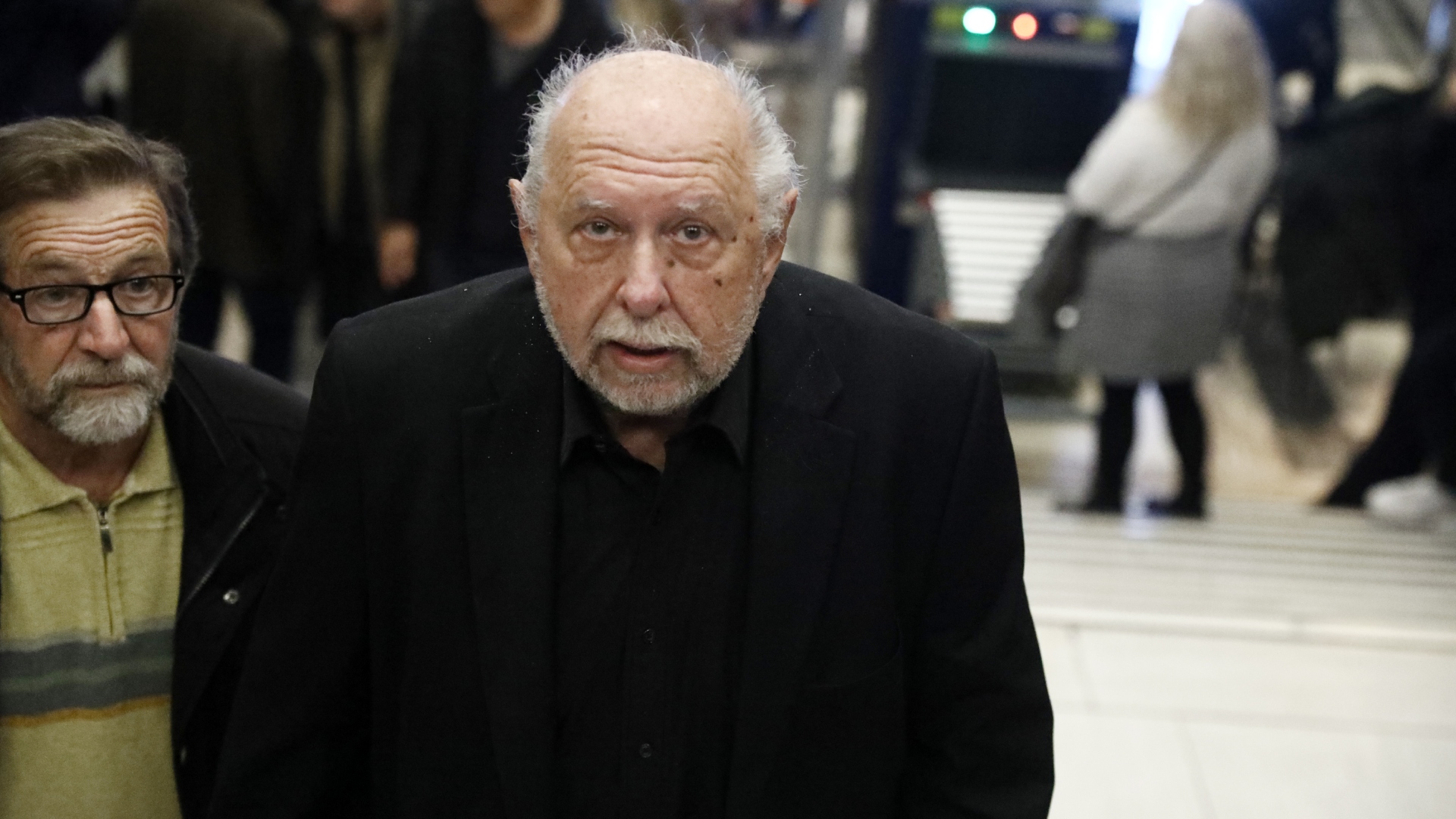 Στο φουαγέ του «Παλλάς» – Ποιοι έδωσαν το «παρών» στην παρουσίαση του βιβλίου Τσίπρα [εικόνες]-8