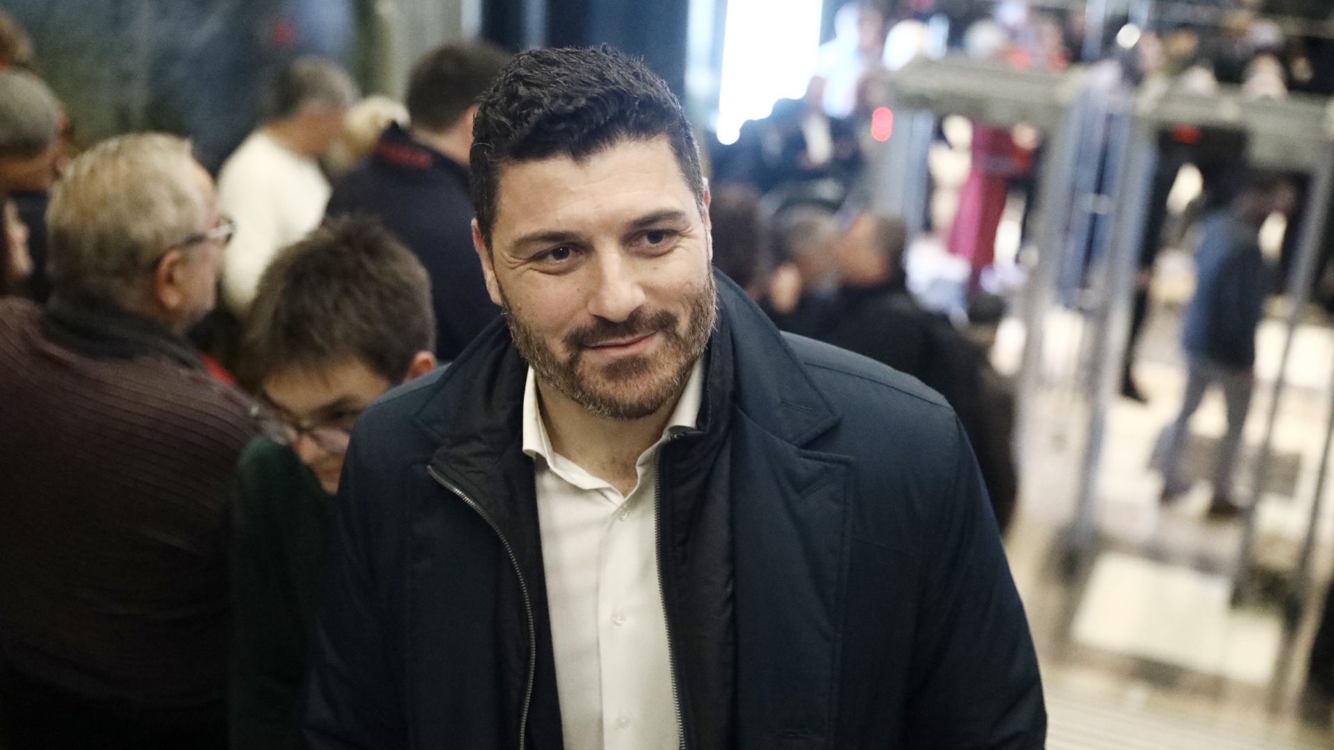 Στο φουαγέ του «Παλλάς» – Ποιοι έδωσαν το «παρών» στην παρουσίαση του βιβλίου Τσίπρα [εικόνες]-5