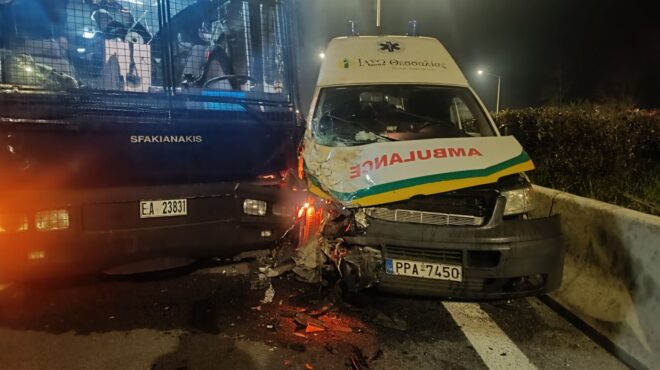 τροχαίο-στον-πλατύκαμπο-ασθενοφόρο-έ-563985592