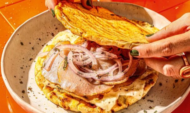 τοστ-με-πίτα-για-σουβλάκι-λούζα-και-κρε-563954305