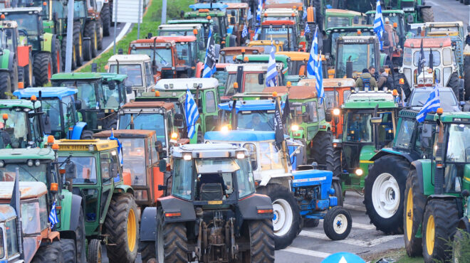 αγρότες-παραμένουν-στα-μπλόκα-ενόψει-563978392