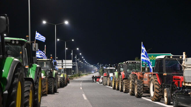 αγρότες-πολύωροι-αποκλεισμοί-σε-τελω-563984596