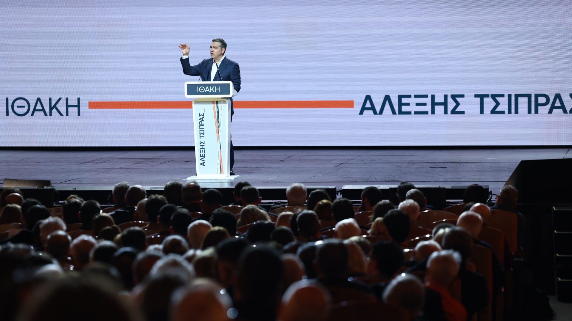 Στο φουαγέ του «Παλλάς» – Ποιοι έδωσαν το «παρών» στην παρουσίαση του βιβλίου Τσίπρα [εικόνες]-2