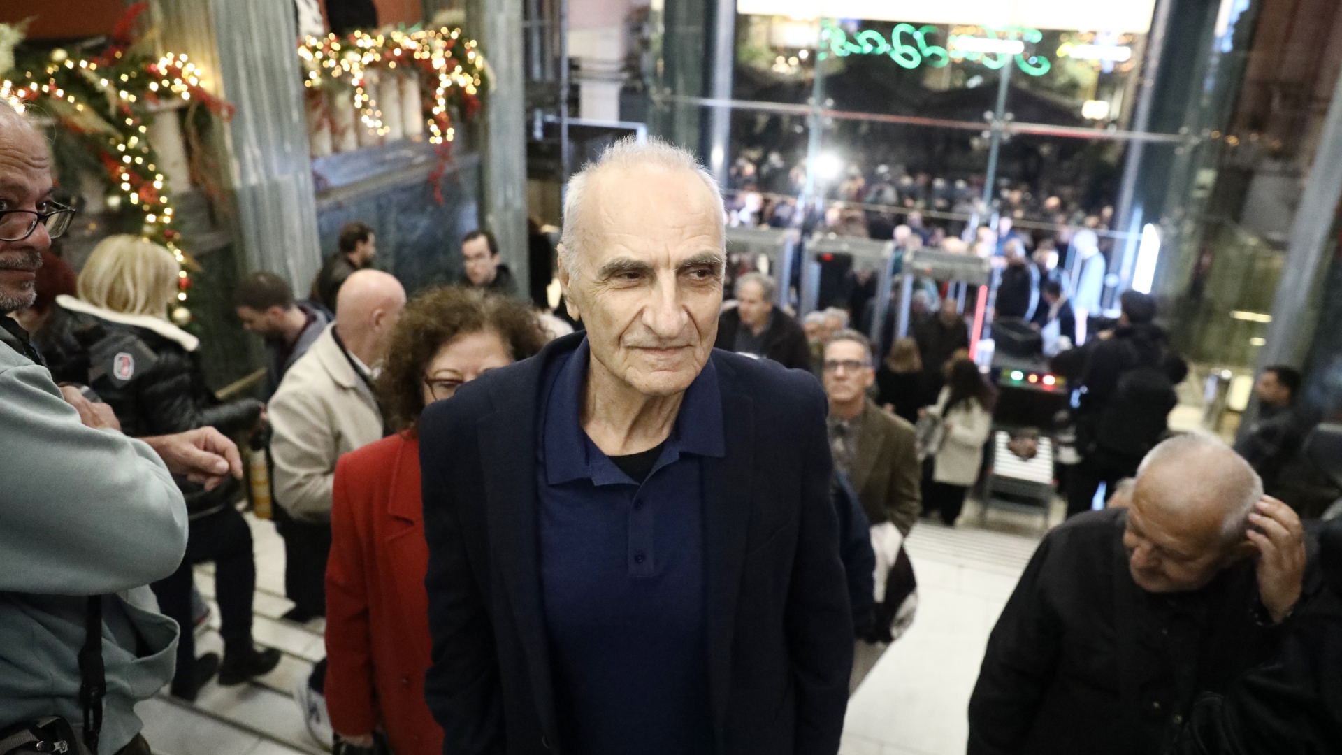 Στο φουαγέ του «Παλλάς» – Ποιοι έδωσαν το «παρών» στην παρουσίαση του βιβλίου Τσίπρα [εικόνες]-4