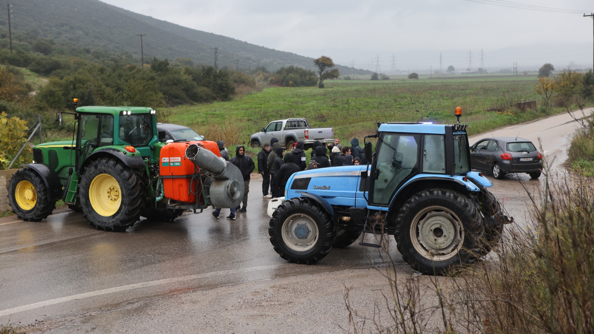 Αγροτικές κινητοποιήσεις: Παραμένουν στα μπλόκα τα τρακτέρ – Οι επόμενες κινήσεις-2
