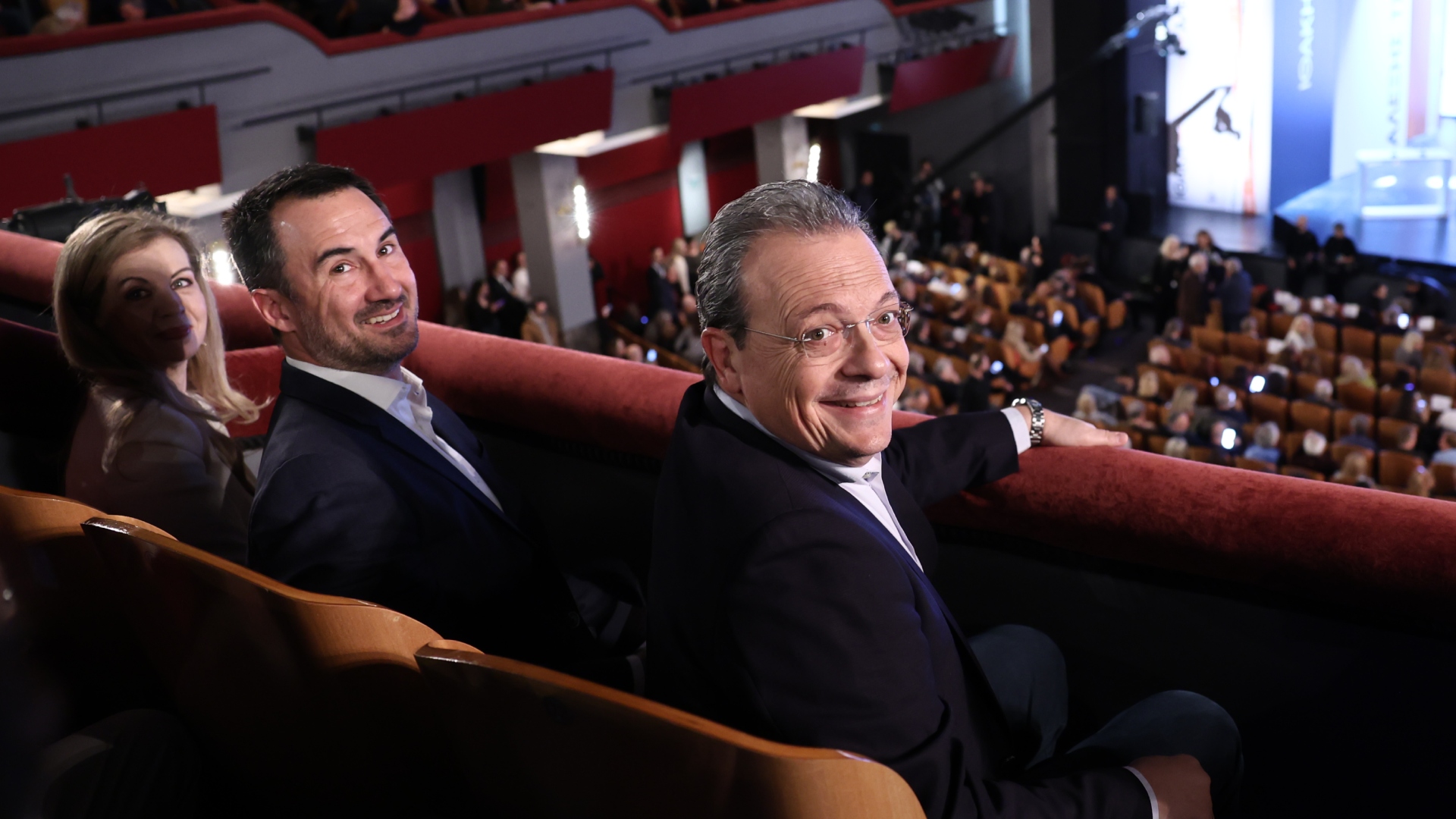 Στο φουαγέ του «Παλλάς» – Ποιοι έδωσαν το «παρών» στην παρουσίαση του βιβλίου Τσίπρα [εικόνες]-3