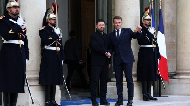 ο-μακρόν-υποδέχτηκε-τον-ζελένσκι-στο-μ-563950651