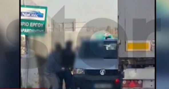 λυκόβρυση-αγριο-ξύλο-μεταξύ-οδηγών-πο-564039688