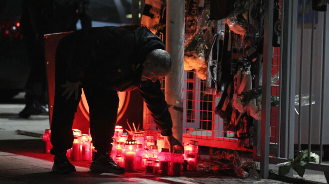 λουλούδια-κεριά-και-μεσίστιες-σημαίε-564045778