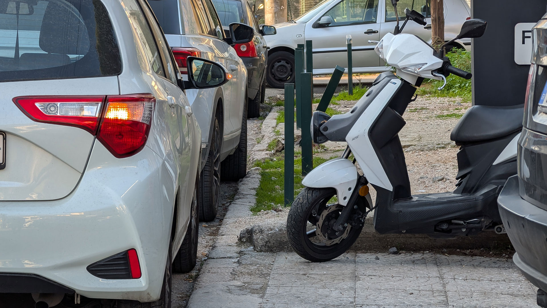 Πεζοί χωρίς πεζοδρόμια: Εξόριστοι στην κεντρική λεωφόρο -8
