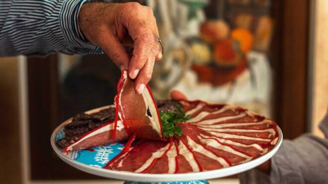παστουρμάς-στο-γιορτινό-τραπέζι-17-συντ-564002419