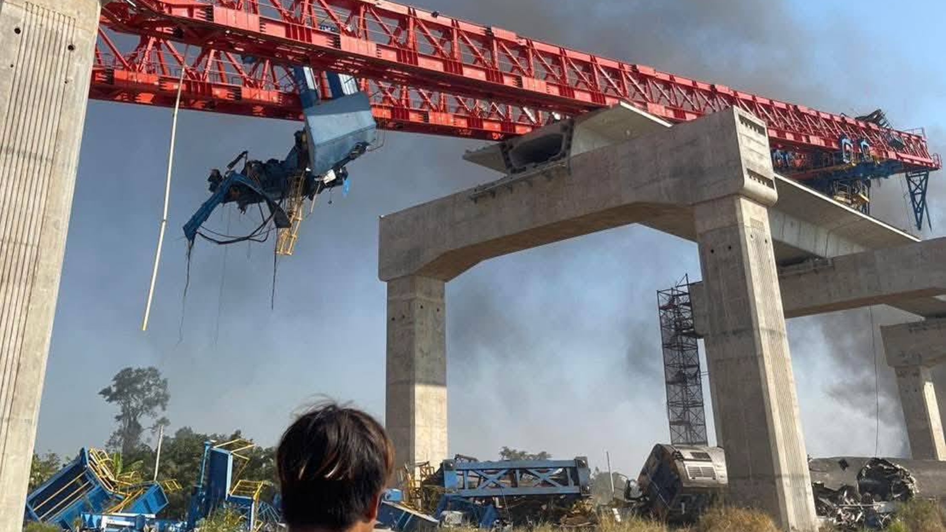 Ταϊλάνδη: Γερανός κατέρρευσε πάνω σε τρένο – Τουλάχιστον 29 νεκροί-1