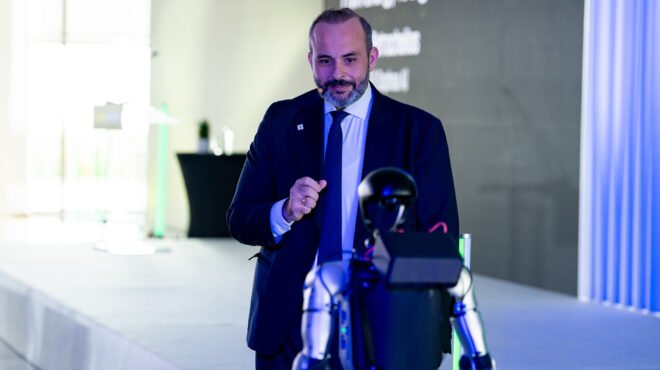 η-kiefer-στο-davos-ai-summit-2026-ο-χρήστος-πετρόχειλος-στο-π-564033631