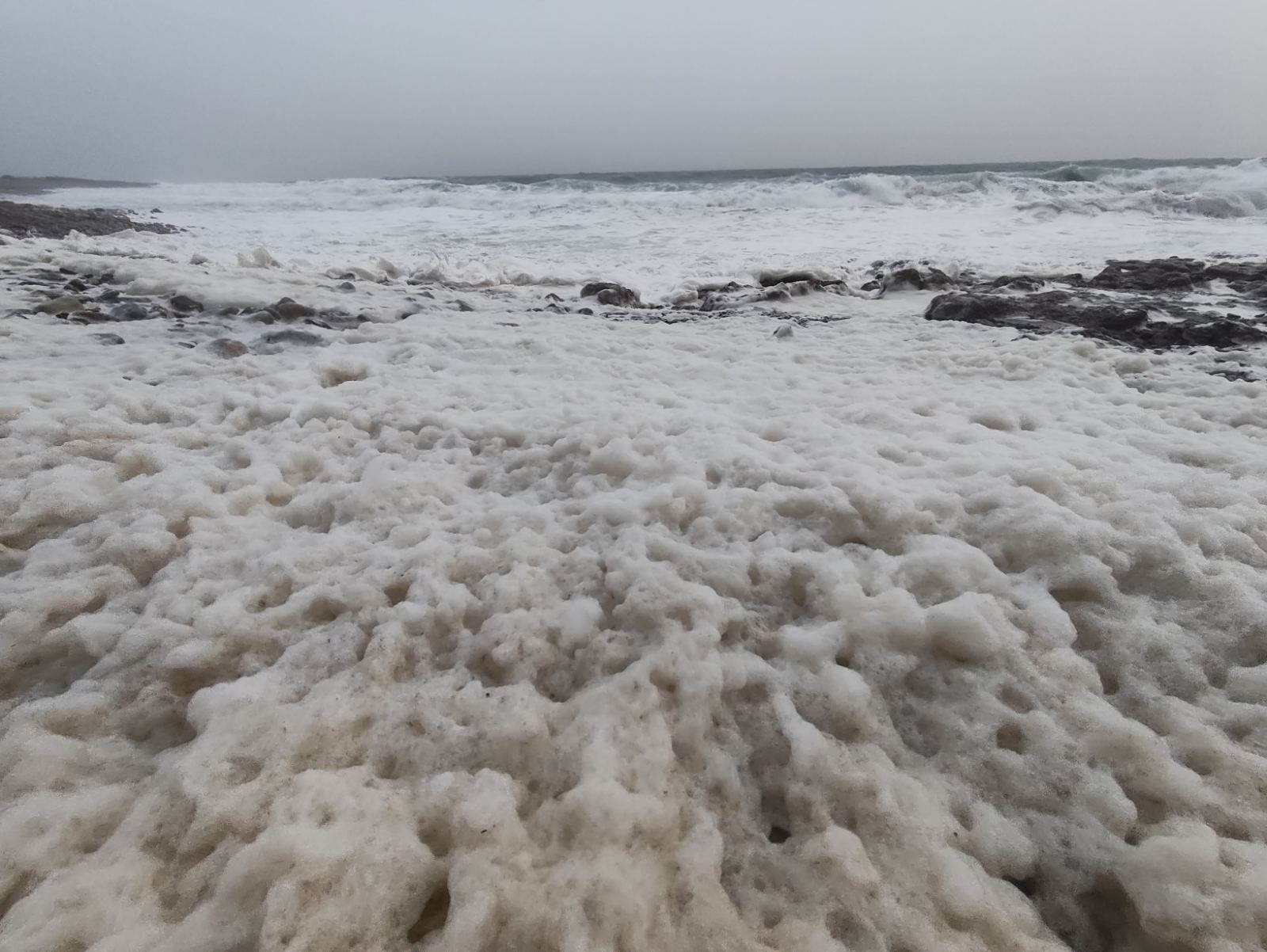 Παλαιόχωρα Χανίων: Με αφρούς γέμισε η παραλία – Εικόνες-2