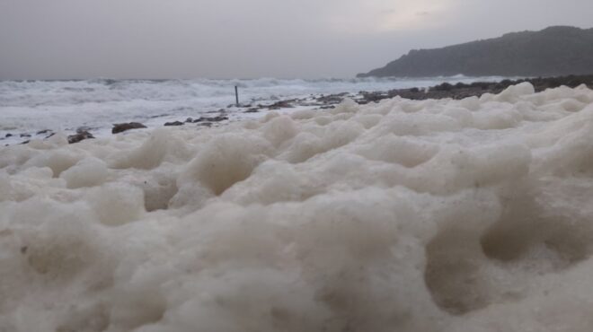 παλαιόχωρα-χανίων-με-αφρούς-γέμισε-η-π-564035776