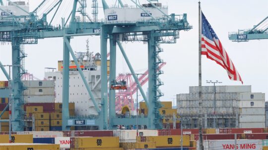 Το αδύναμο δολάριο απειλεί τουρισμό και εξαγωγές της Ε.Ε.