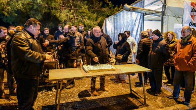 οι-γιορτές-φεύγουν-τα-αγροτικά-μπλόκα-564005188