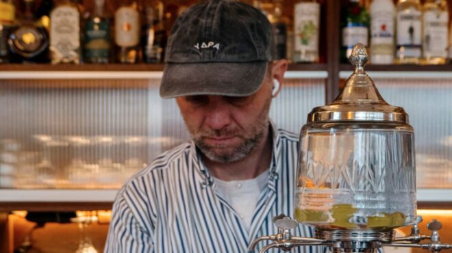 argentina-για-dry-martini-στο-νέο-μινιόν-μπαρ-της-αλεξάν-564041335