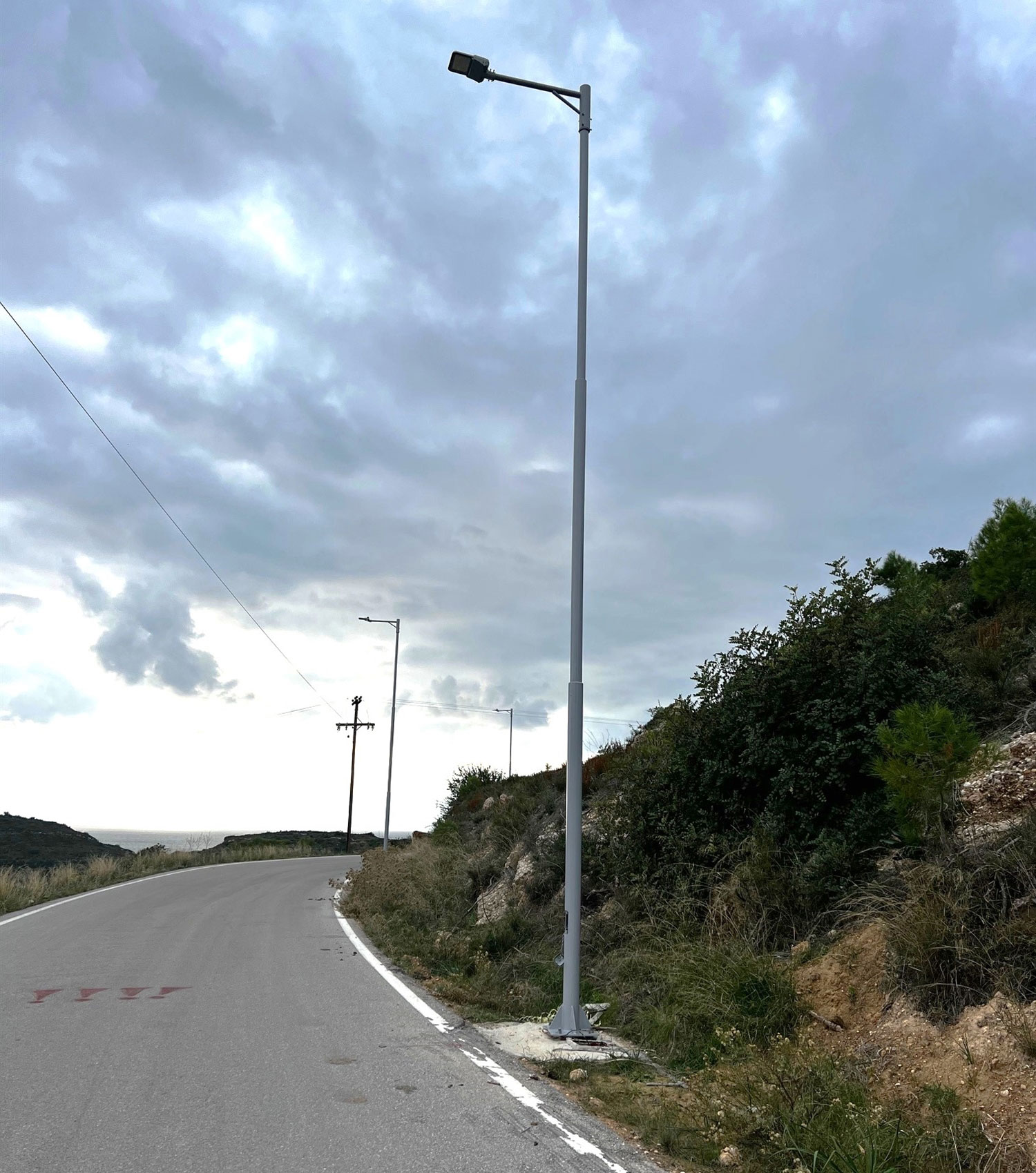 Σπέτσες: Στύλοι φωτισμού που αλλοιώνουν το τοπίο-1