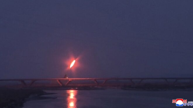 βόρεια-κορέα-εκτόξευση-πυραύλου-προς-564043816