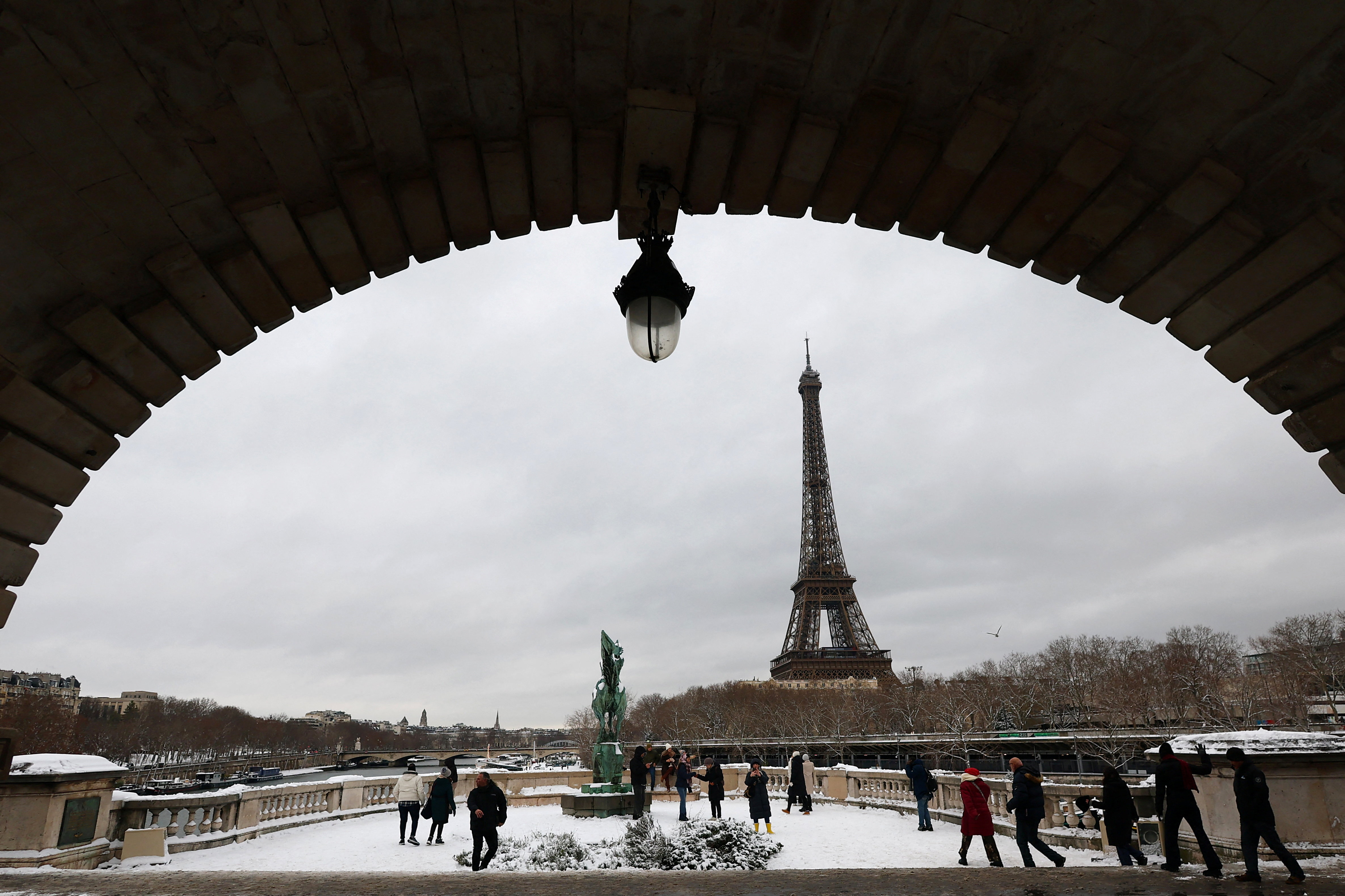 Ισχυρές χιονοπτώσεις προκάλεσαν κυκλοφοριακό χάος στην Ευρώπη (εικόνες)-5