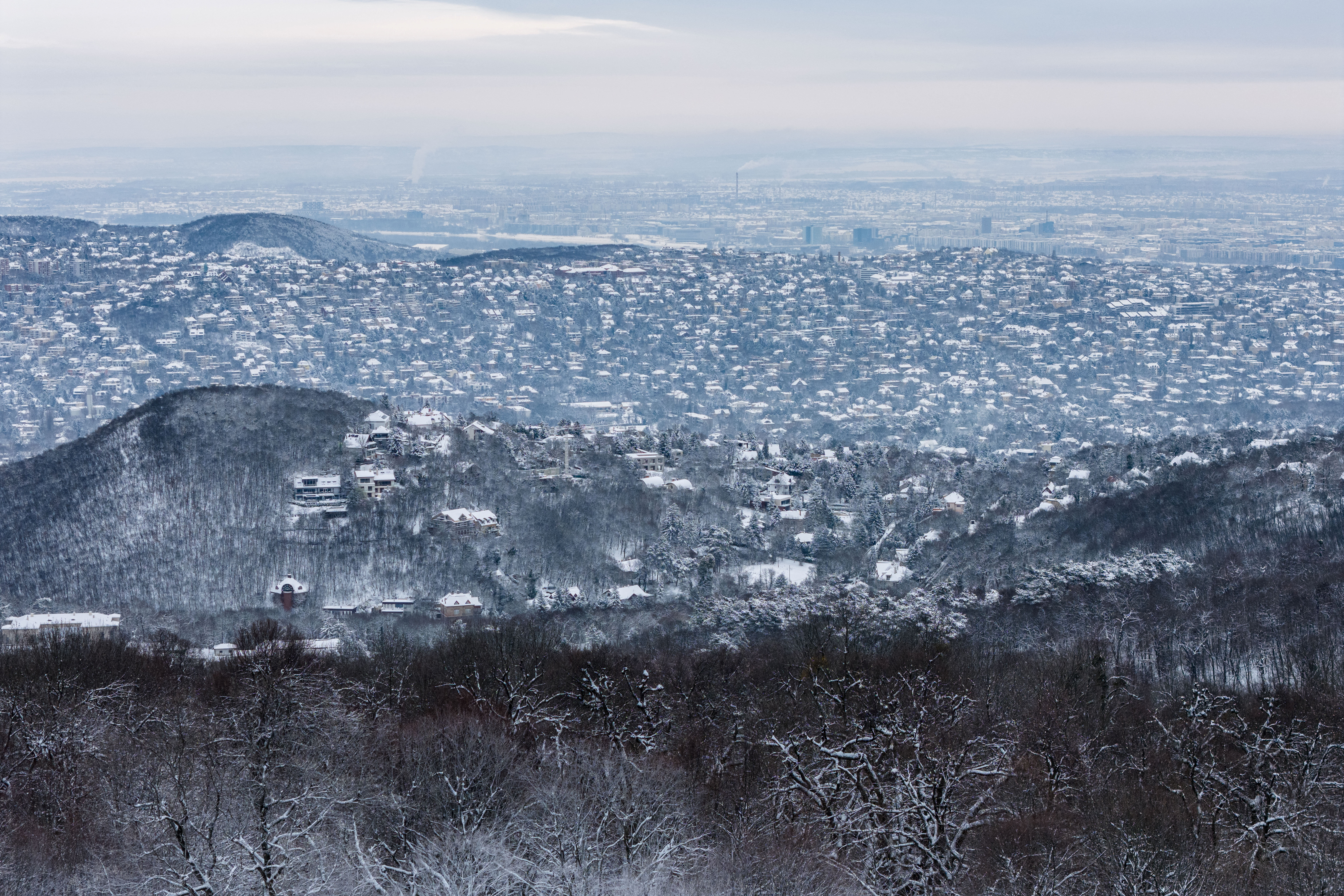 Ισχυρές χιονοπτώσεις προκάλεσαν κυκλοφοριακό χάος στην Ευρώπη (εικόνες)-4