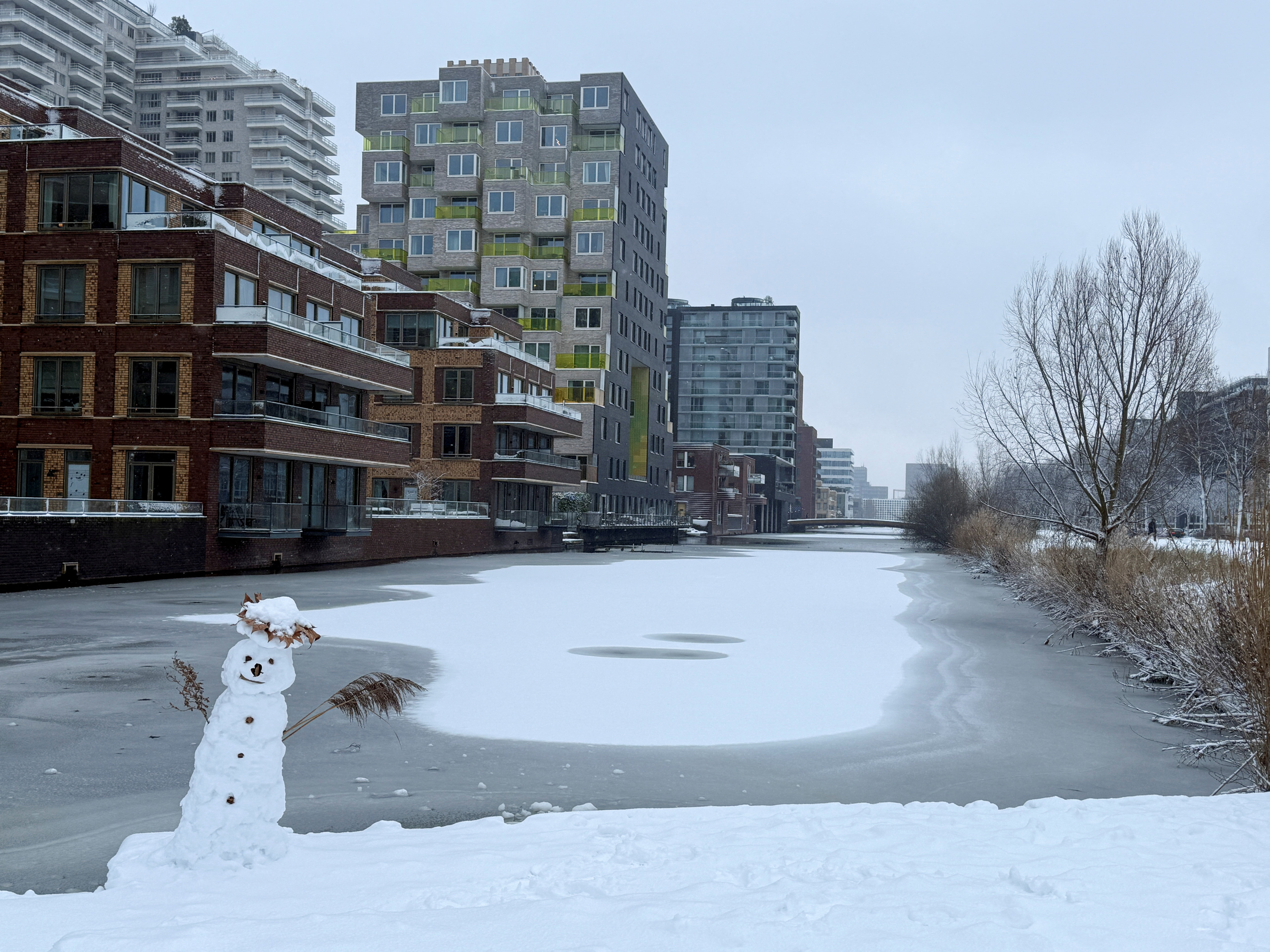Ισχυρές χιονοπτώσεις προκάλεσαν κυκλοφοριακό χάος στην Ευρώπη (εικόνες)-1