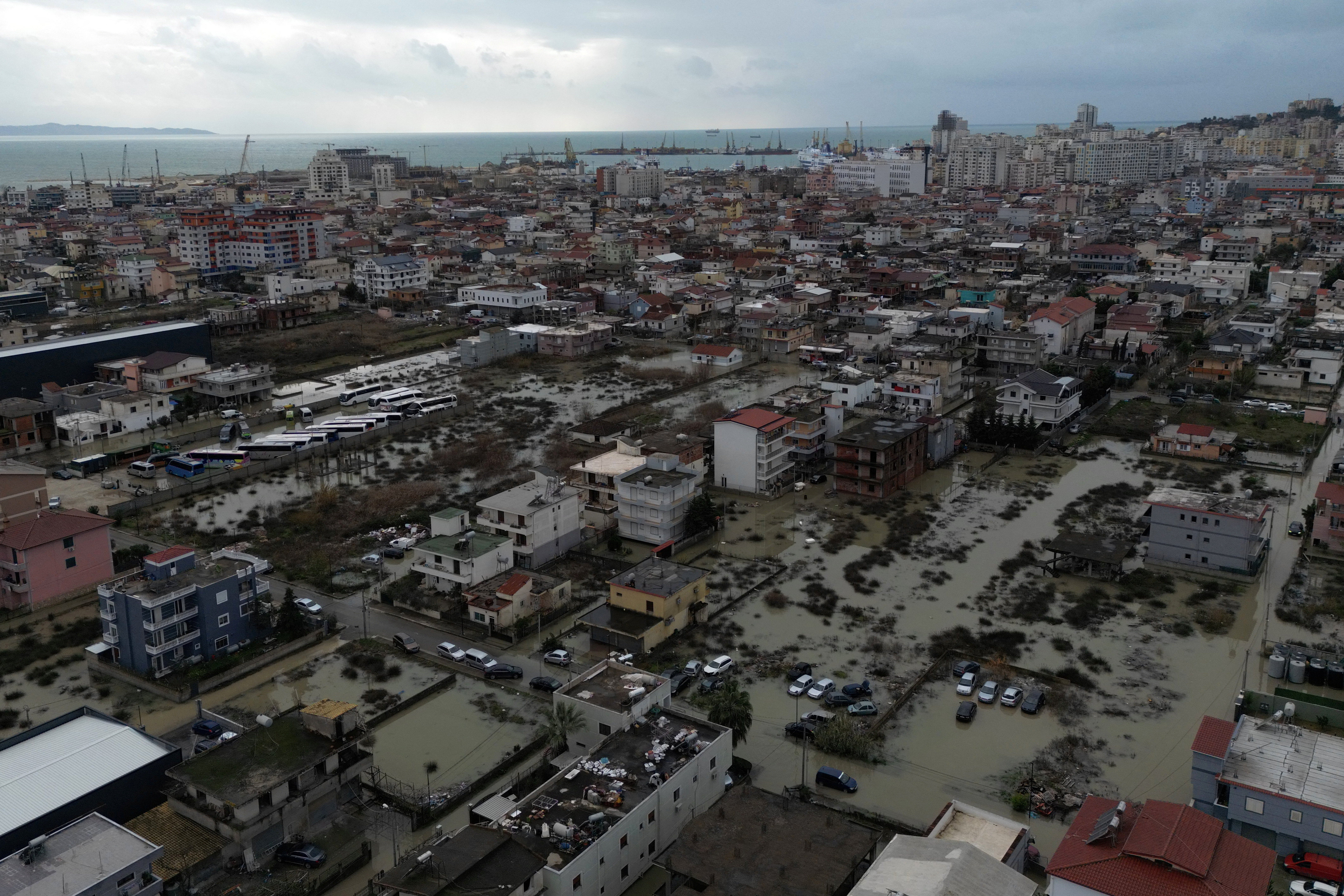 Η κακοκαιρία σάρωσε την Αλβανία – Ενας νεκρός στο Δυρράχιο [εικόνες]-1