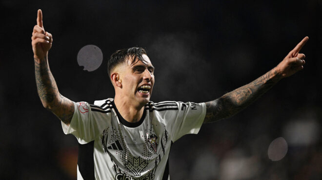 ενα-κύπελλο-να-το-πιείς-στο-ποτήρι-564022426