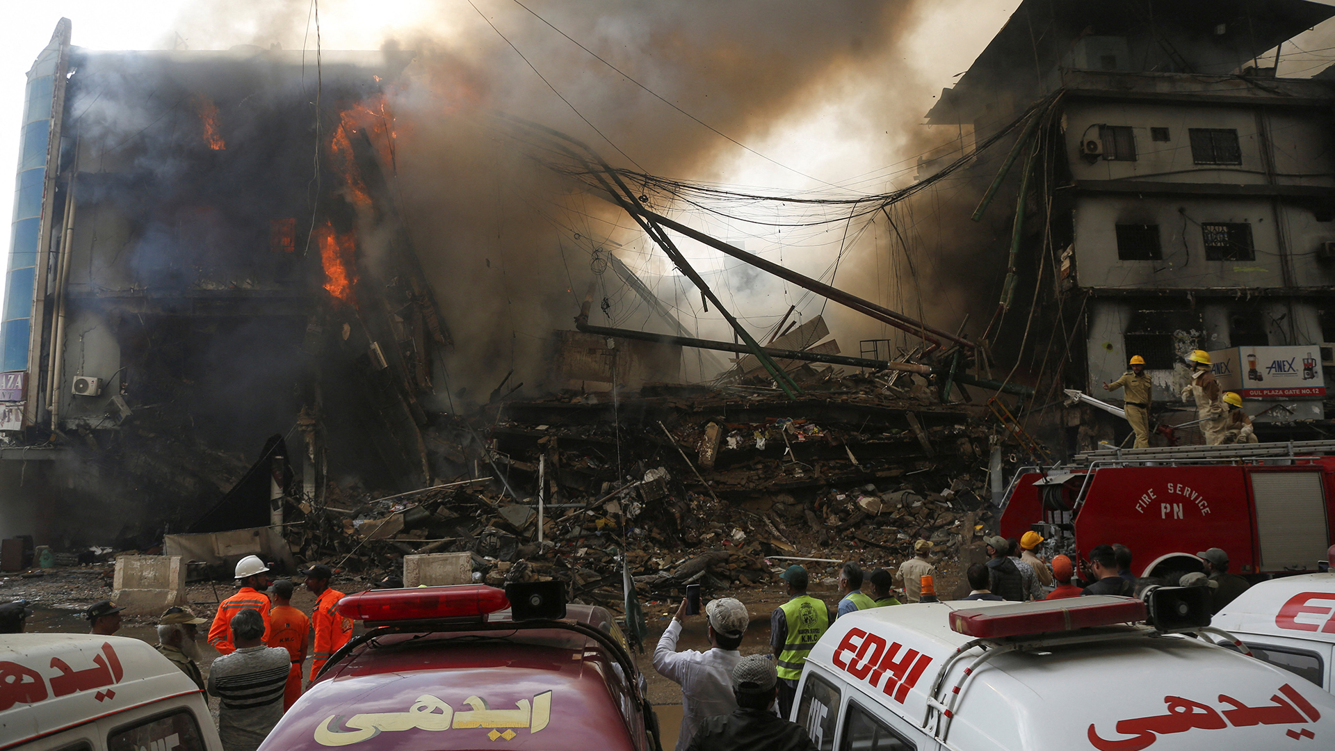 Πακιστάν: 11 νεκροί, περισσότεροι από 60 αγνοούμενοι μετά από πυρκαγιά σε εμπορικό κέντρο [φωτογραφίες]-3