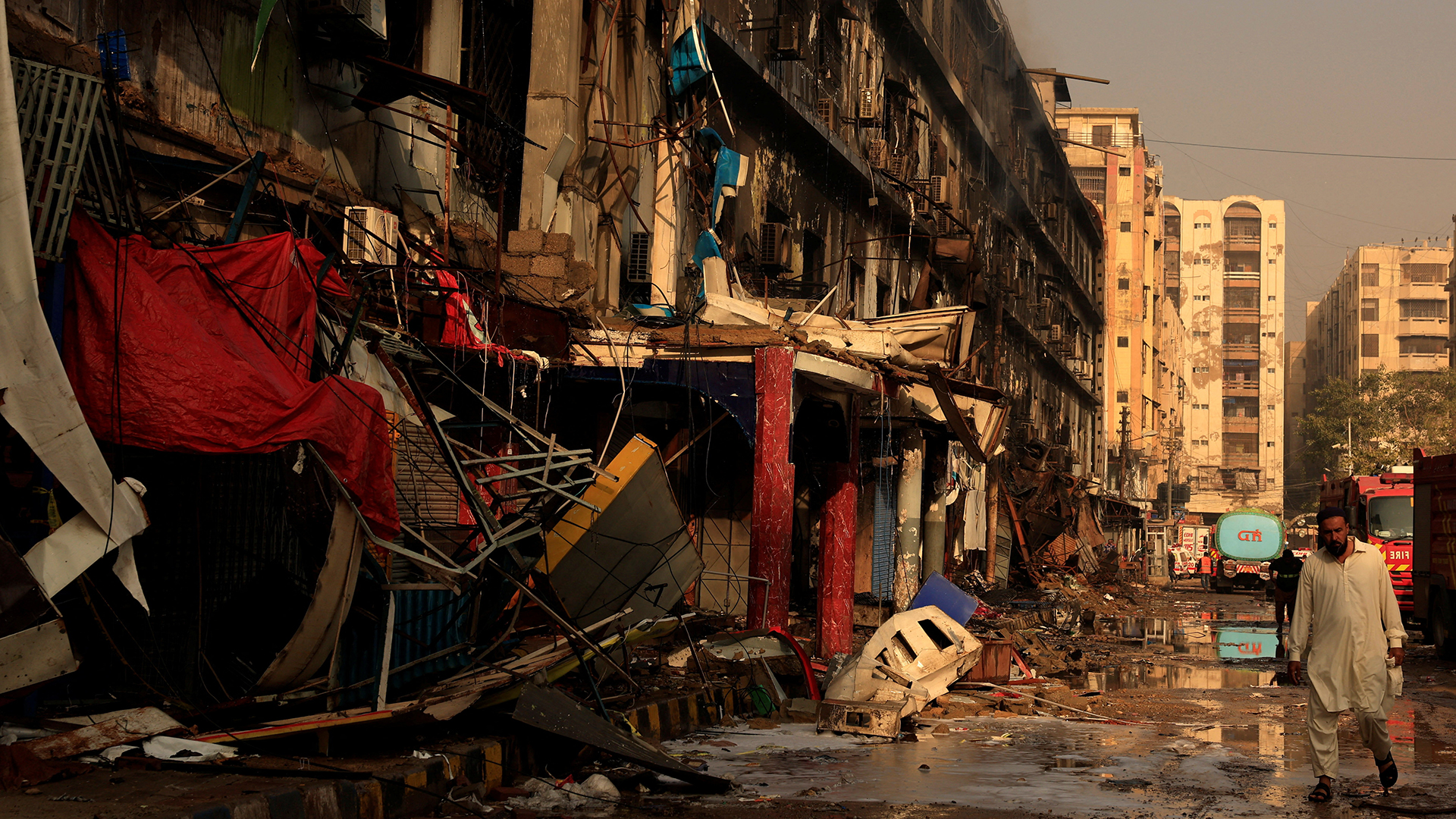 Πακιστάν: 11 νεκροί, περισσότεροι από 60 αγνοούμενοι μετά από πυρκαγιά σε εμπορικό κέντρο [φωτογραφίες]-2