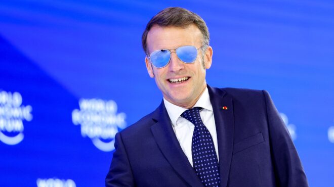 viral-ο-μακρόν-με-τα-γυαλιά-ηλίου-aviator-cyborg-και-564033061