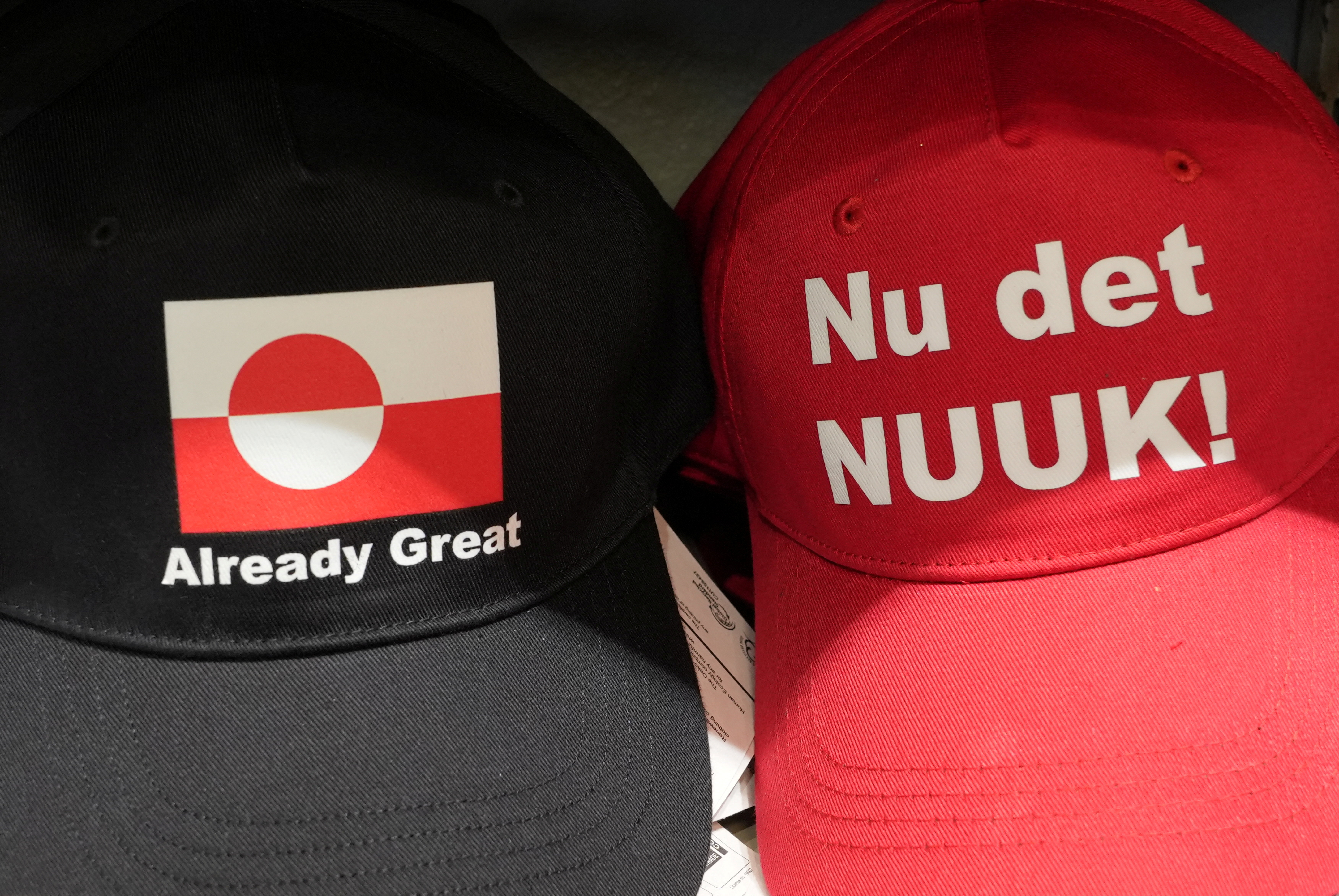 Δανία: Ανάρπαστο το κόκκινο καπελάκι «Make America Go Away» που ειρωνεύεται τον Τραμπ-1