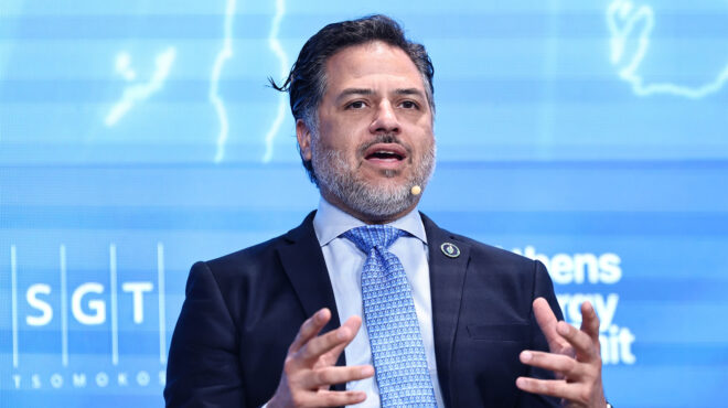 αμερικανική-ώθηση-στον-κάθετο-διάδρο-564051163