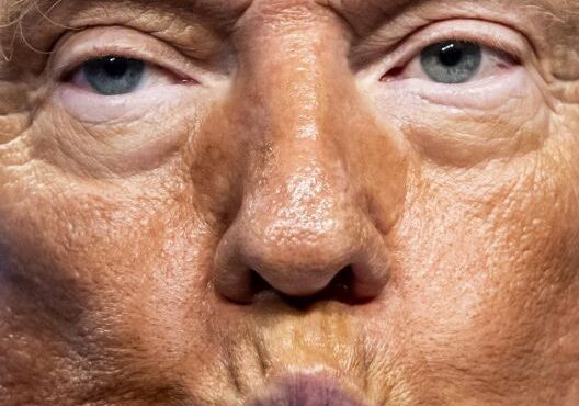 το-πλαστικό-πρόσωπο-της-εξουσίας-564004501