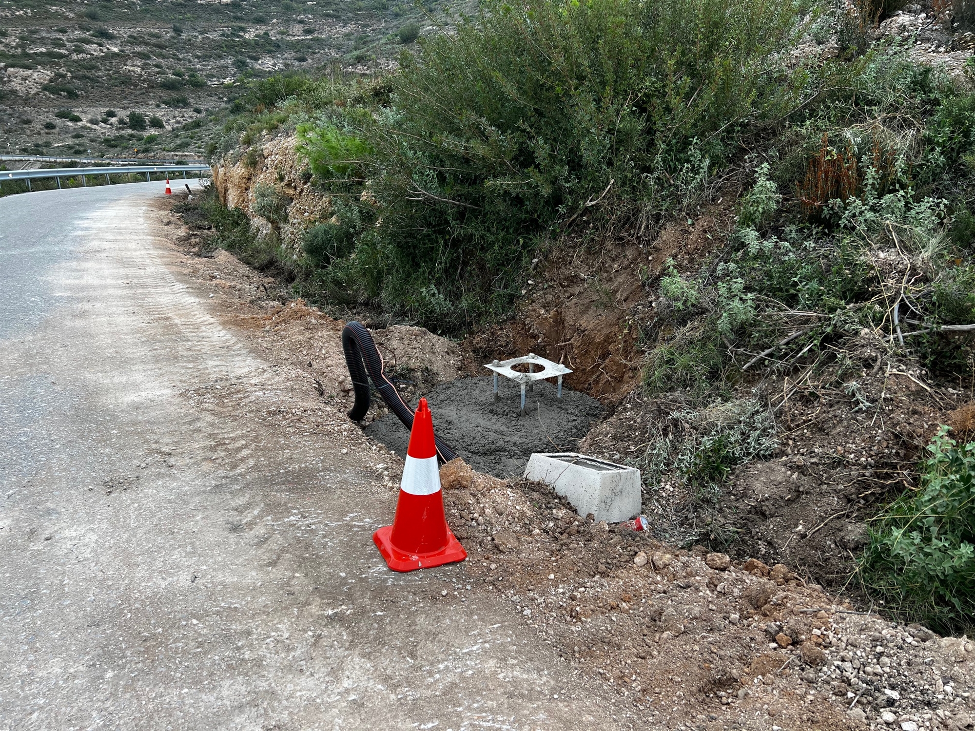 Σπέτσες: Στύλοι φωτισμού που αλλοιώνουν το τοπίο-2