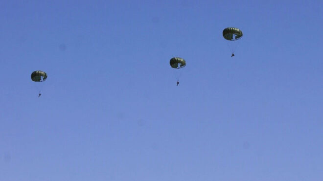 εντός-και-εκτός-με-ένα-αλεξίπτωτο-στο-564040654