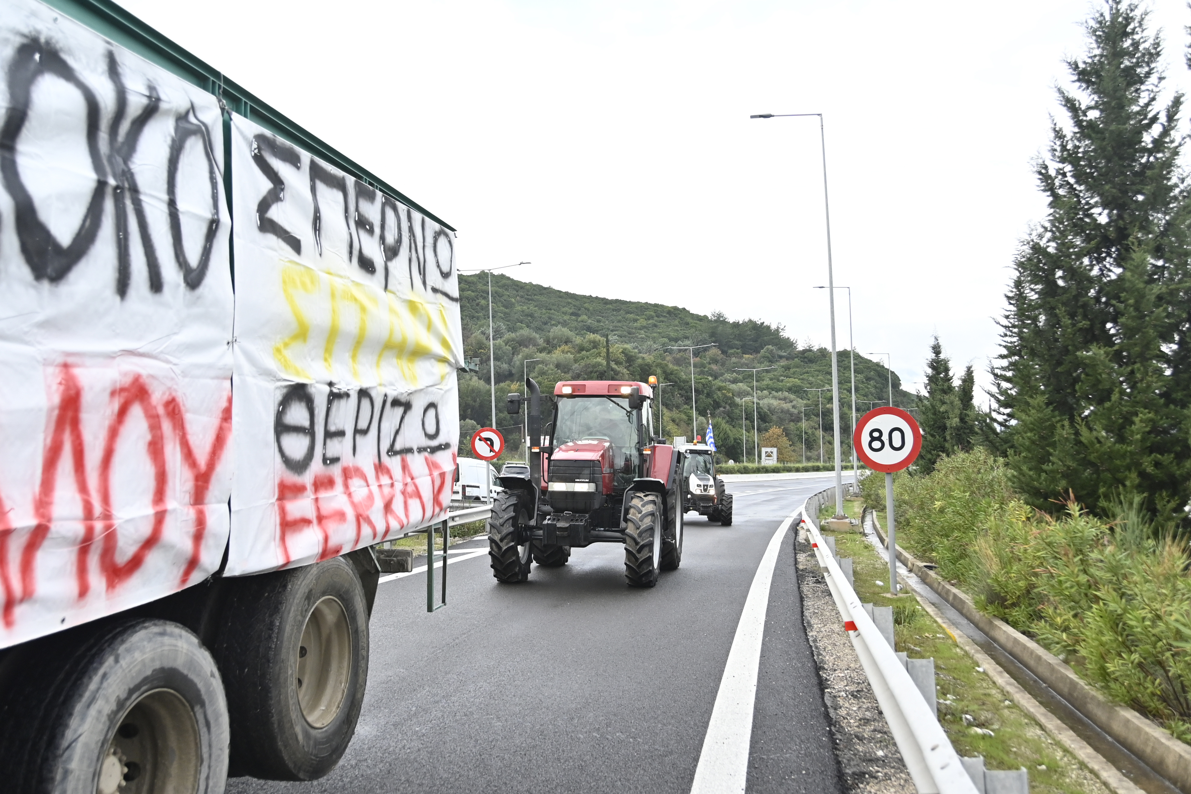 Αγροτικά μπλόκα: Ζητούν συνάντηση με τον πρωθυπουργό και κλιμακώνουν τις κινητοποιήσεις-2