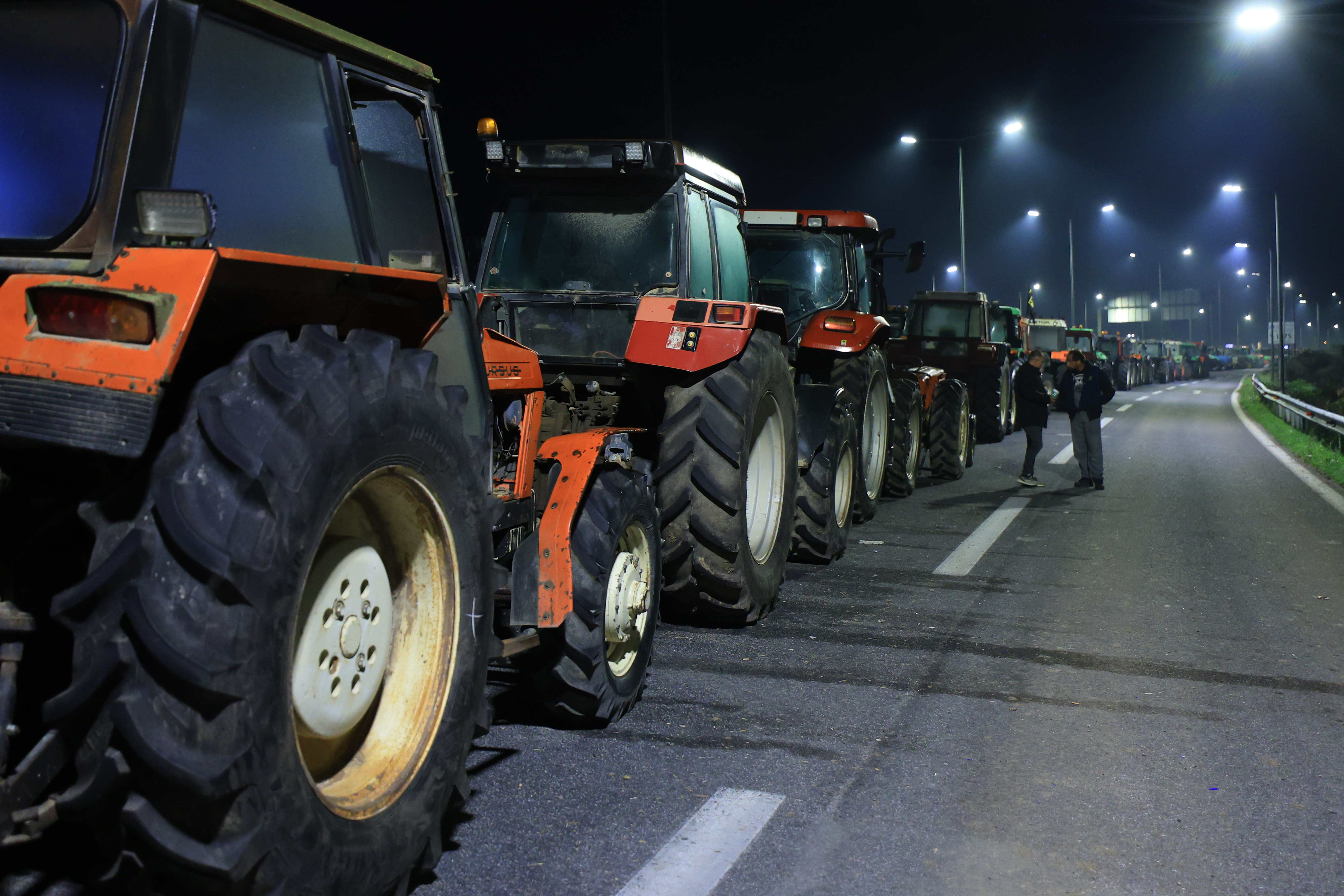 Αγροτικά μπλόκα: Ζητούν συνάντηση με τον πρωθυπουργό και κλιμακώνουν τις κινητοποιήσεις-1