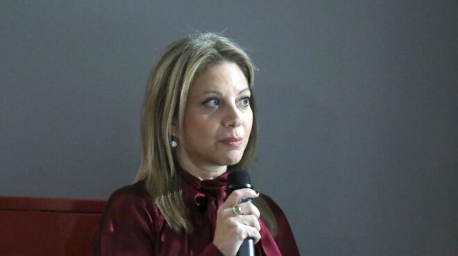 ενα-βήμα-πίσω-από-την-καρυστιανού-564031021