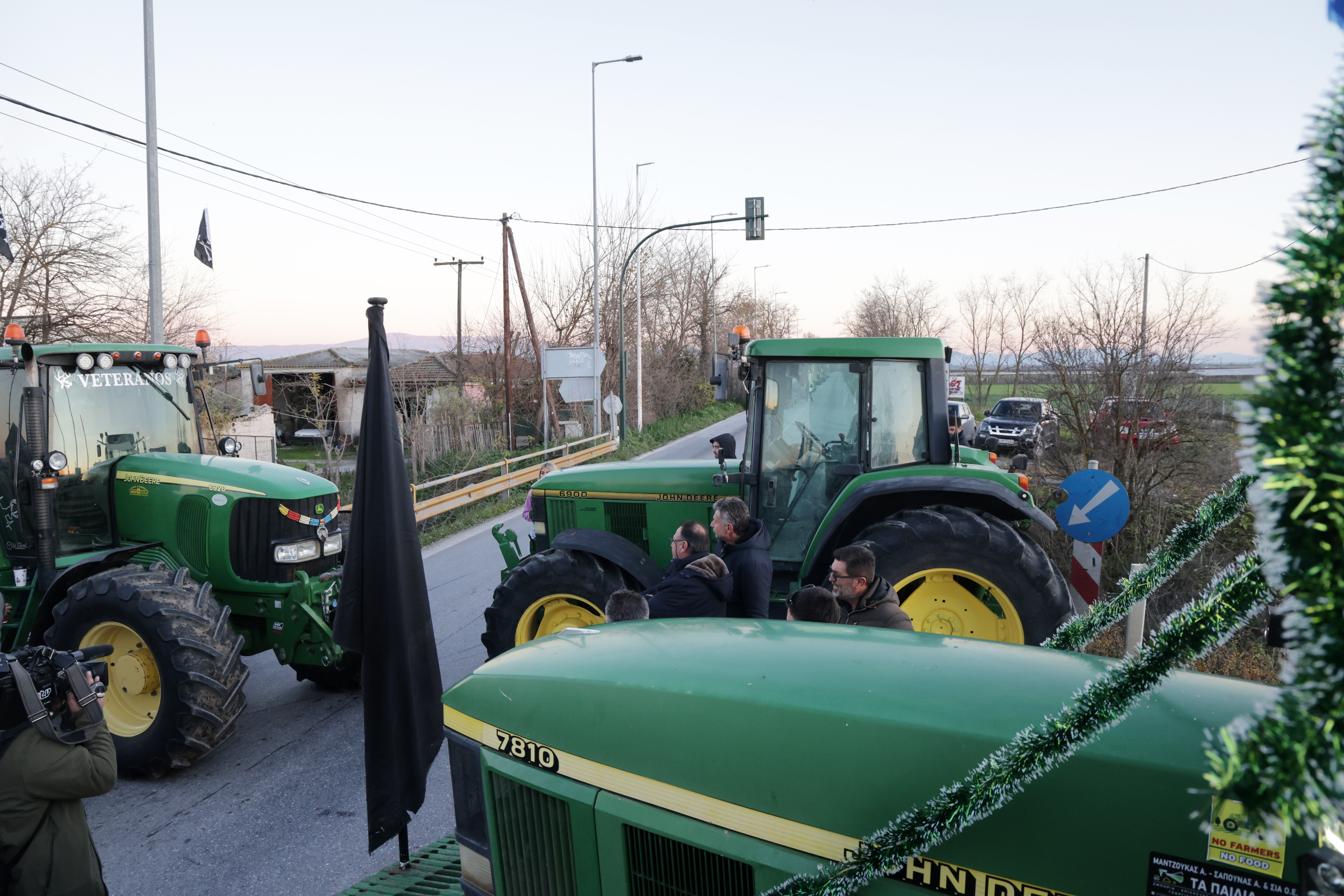 Αποχωρούν από τα μπλόκα οι αγρότες – Νέες συσκέψεις για το μέλλον των κινητοποιήσεων-1