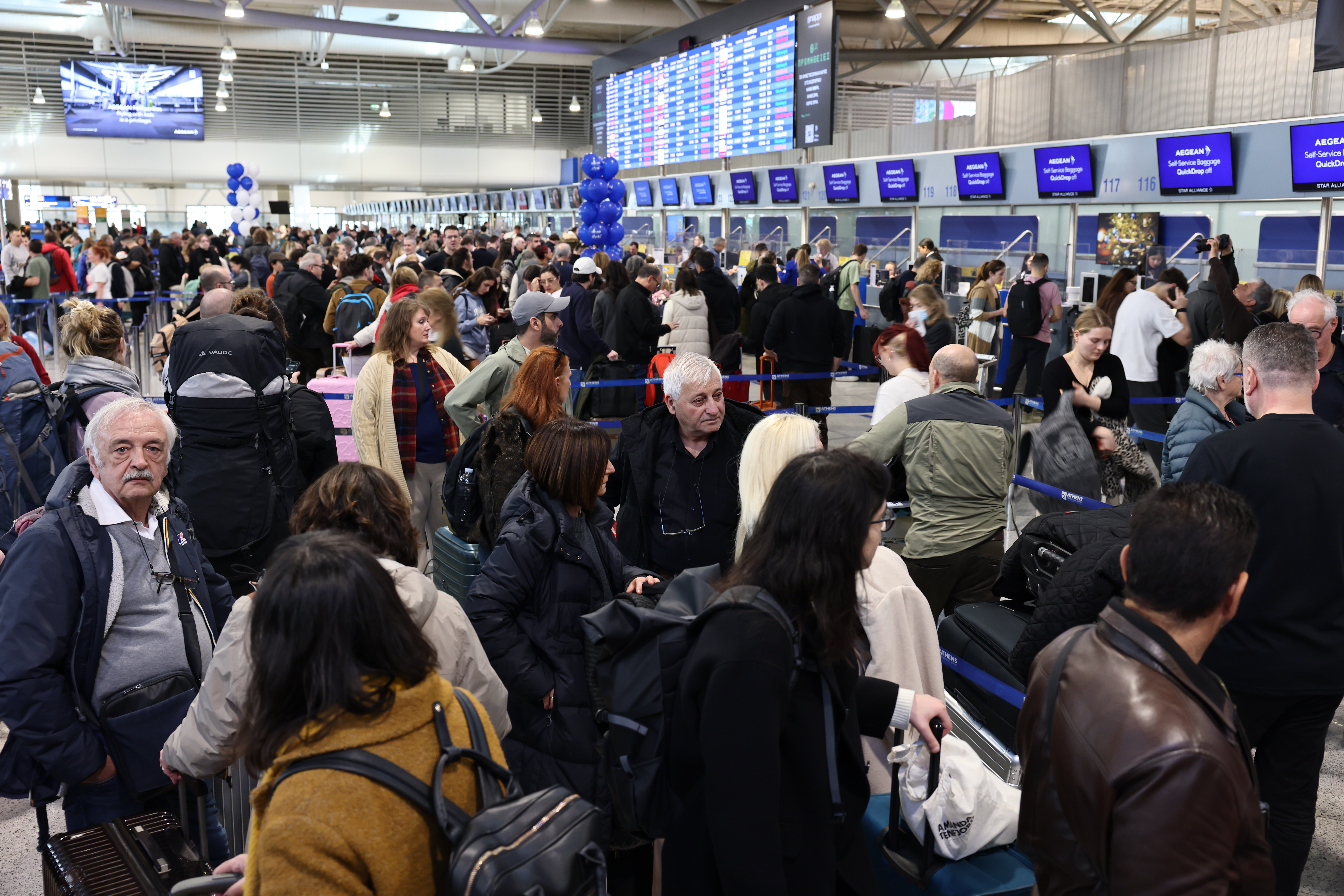 Ταλαιπωρία επιβατών στα αεροδρόμια λόγω του τεχνικού προβλήματος-1