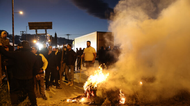 ενταση-στο-μπλόκο-της-θήβας-μεταξύ-αγρ-564011491